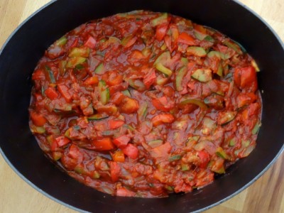 Tomaten-Paste zu Ei und Fleisch