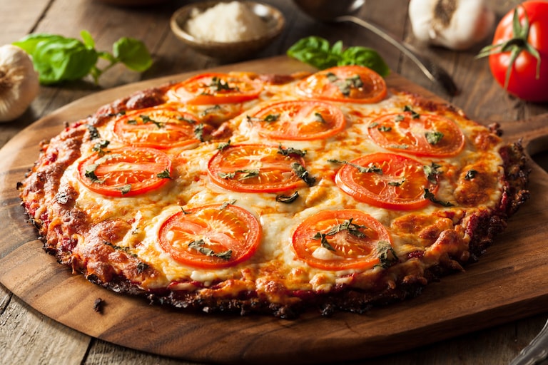 Intermittierendes Fasten Pizza mit Blumenkohl und Tomate