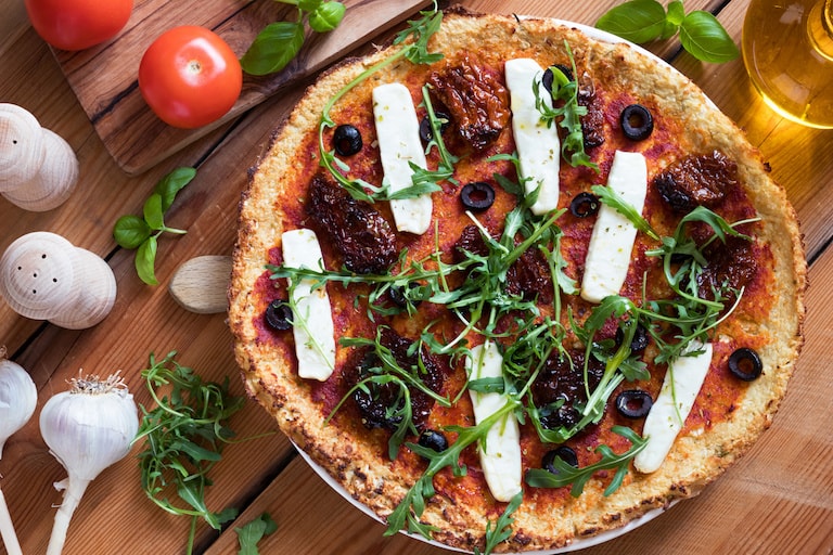 Pizza beim Intervallfasten mit Schafskäse